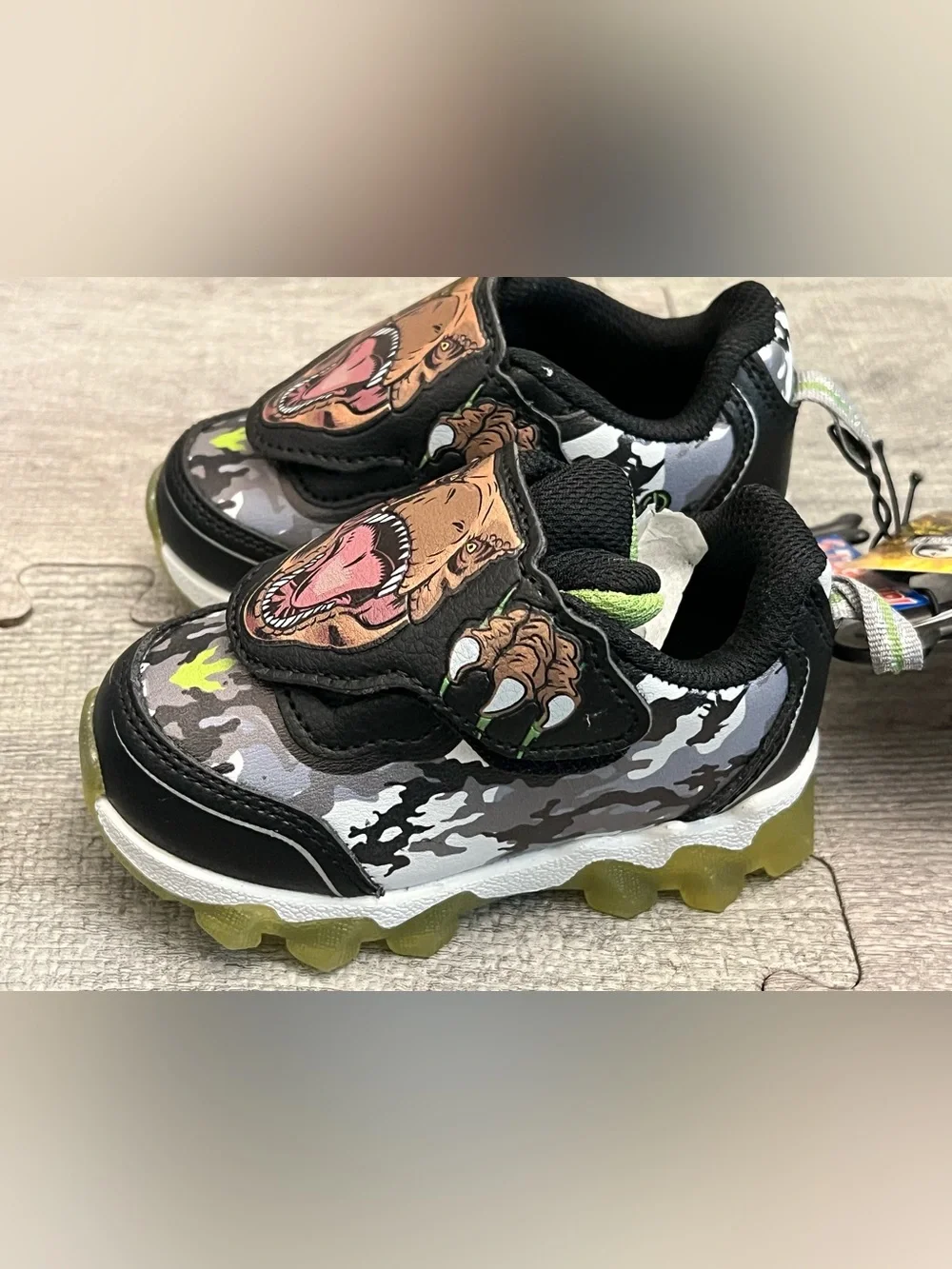 Jurassic World Dinosaurs Low Top Hook & Loop Kids Sneaker US 6 Camo